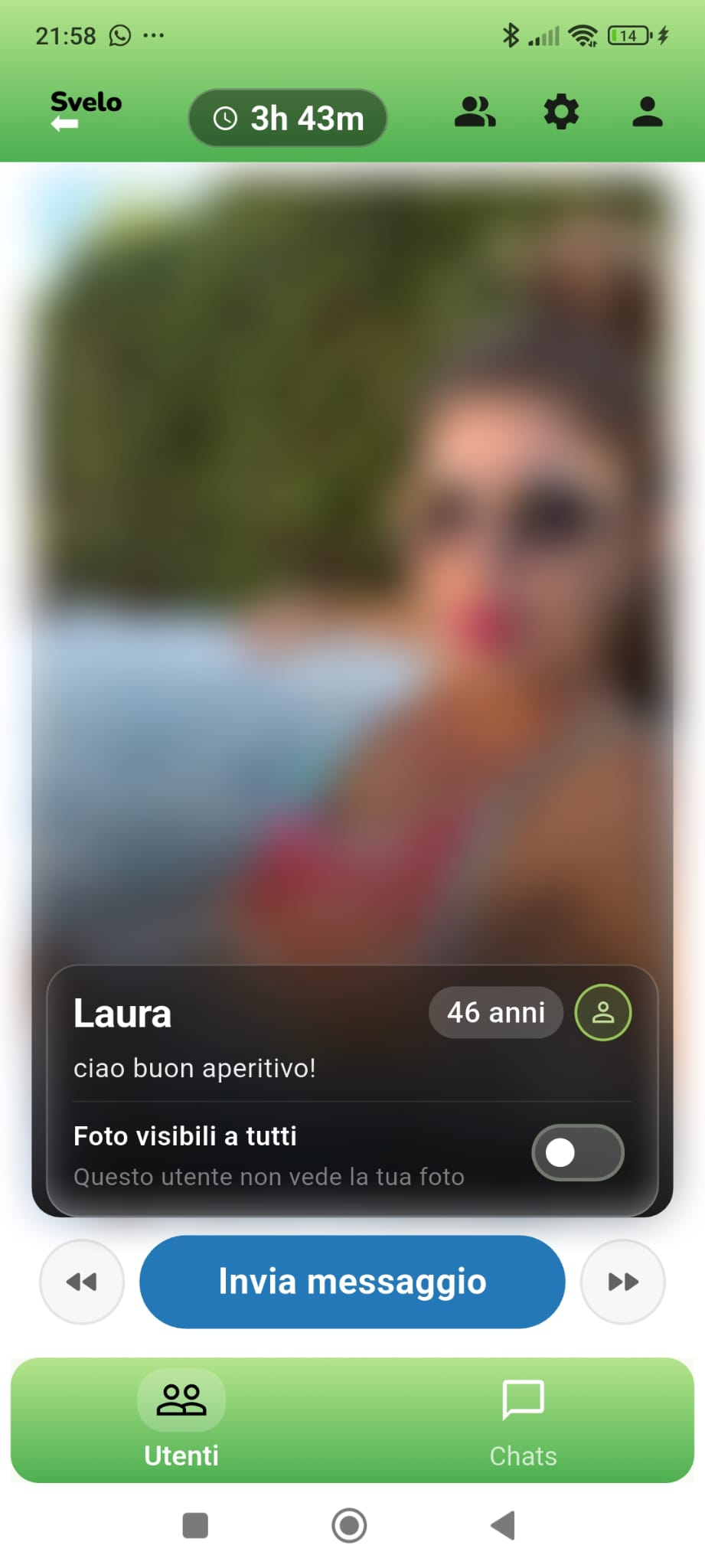 Schermata dell'app SVELO durante un evento: la scheda di una persona presente, con foto sfocata, nome, età e il pulsante Invia messaggio. Con le frecce si passa alla persona successiva.
