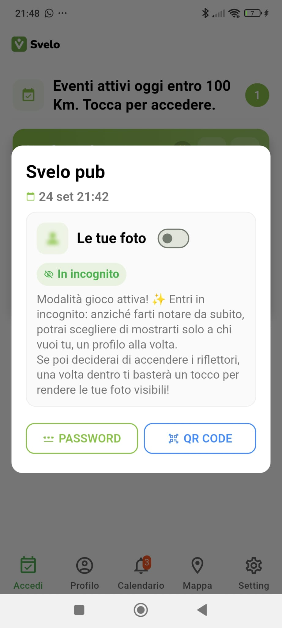 Schermata dell'app SVELO per entrare in un evento: scegli se mostrare le tue foto o entrare in incognito, poi accedi con i pulsanti Password o QR code.